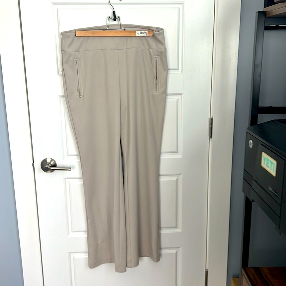 Women’s lightweightflowing pants
